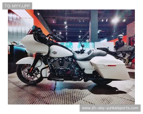 160km_h极速狂飙！这台哈雷CVO公路滑翔ST，被改成了赛道猛兽